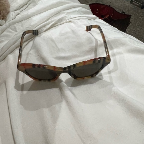 Burberry sunglasses - Picture 3 of 4